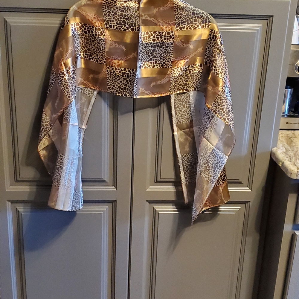 INTO AFRICA Scarf⚜️🤎⚜️ Giraffe 🦒 Print 🦒